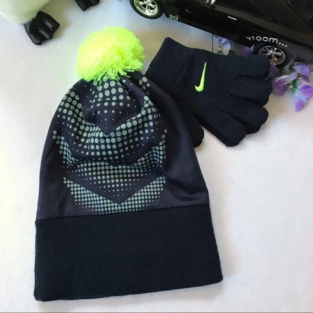Nike NWOT Beanie with Gloves Set Youth OS (8/20)